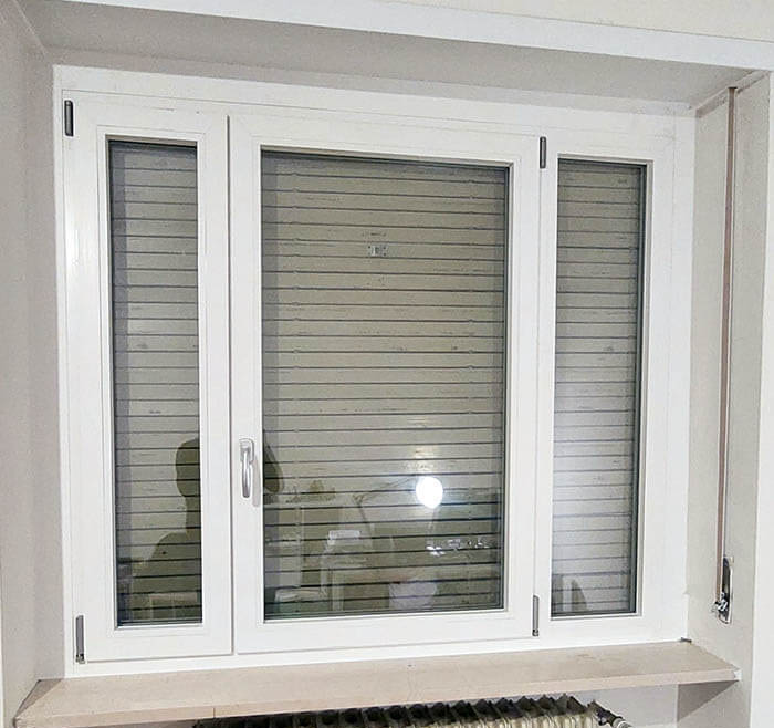 Interno elegante con grandi finestre moderne
